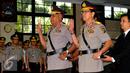 Brigjen Pol Paulus Waterpaw (kiri) dan Royke Lumona saat disumpah serah terima jabatan di Mabes Polri, Jakarta, Jumat (31/7/2015). Paulus Waterpaw menggantikan posisi Brigjen Pol Yotje Mende sebagai Kapolda Papua yang baru. (Liputan6.com/Yoppy Renato)