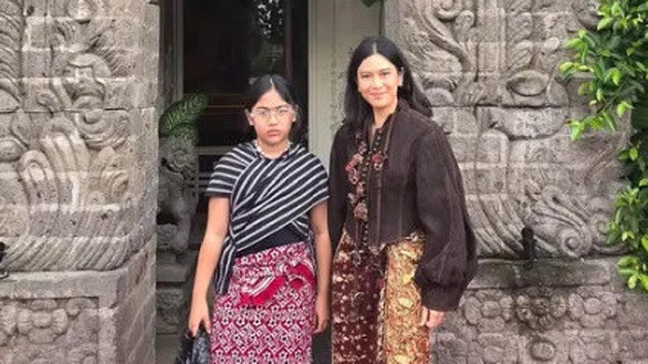 7 Potret Kekompakan Dian Sastrowardoyo dan Sang Putri Hadiri Acara Fashion Show, Kompak Tampil Stylish dengan Kain Tradisional