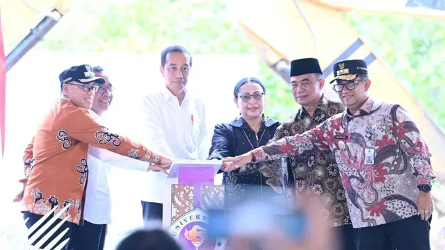 Presiden Jokowi bersama Menko PMK Muhadjir Effendy saat meresmikan peletakan batu pertama Gedung II Kampus Nusantara Program Studi di Luar Kampus Utama (PSDKU) Universitas Gunadarma