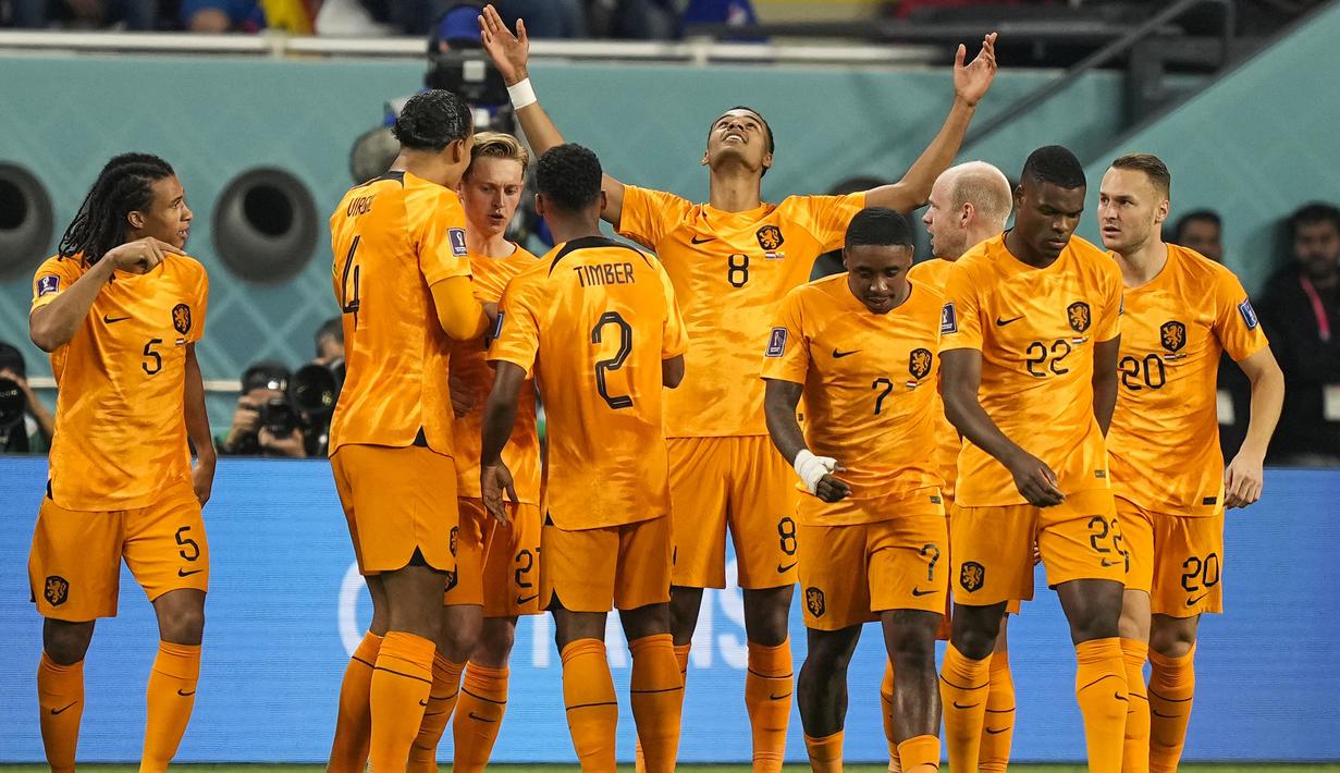 <p>Penyerang Belanda, Cody Gakpo (tengah) berselebrasi dengan rekan setimnya setelah mencetak gol ke gawang Ekuador pada pertandingan grup A Piala Dunia 2022 Qatar di Stadion Internasional Khalifa di Doha, Qatar, Jumat (25/11/2022). Belanda bermain imbang dengan Ekuador dengan skor 1-1. (AP Photo/ Martin Meissner)</p>