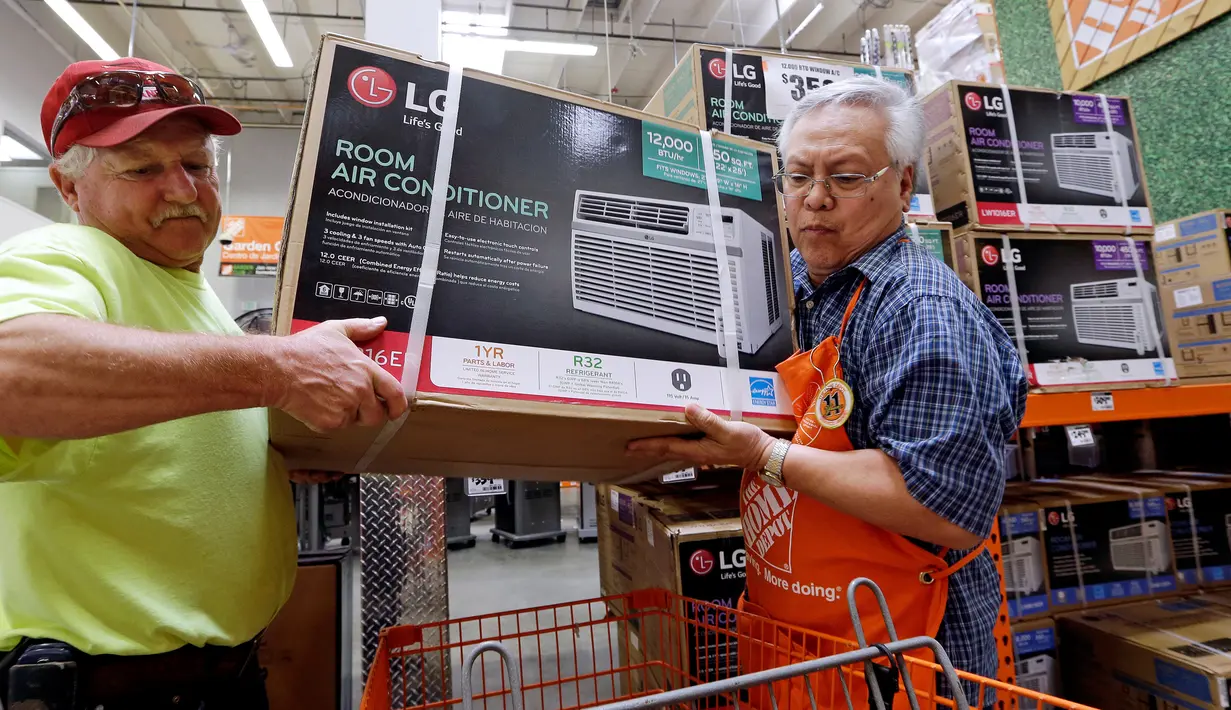 Manager toko mengambilkan pendingin udara untuk pelanggan menjelang gelombang panas di toko perlengkapan Home Depot di Seattle, Selasa (1/8). Suhu panas mendekati 100 derajat diperkirakan terjadi di wilayah itu pada Kamis 3 Agustus. (AP/Elaine Thompson)