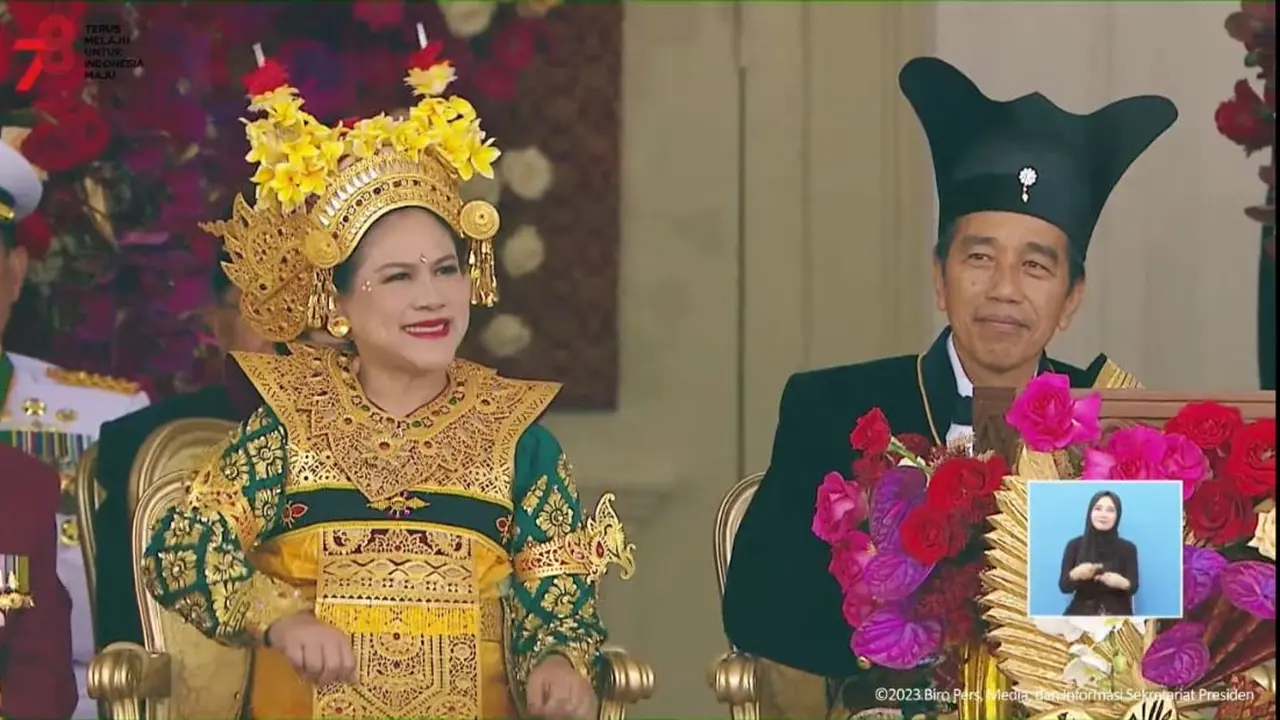 Ibu Negara Iriana Jokowi terlihat ikut bergoyang dari kursinya yang berada persis di samping Presiden Jokowi saat lagu Maumere didendangkan.