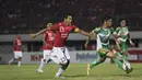 Pemain Mitra Kukar, Defri Rizki melewati hadangan pemain Bali United, Bobby Satria pada laga Piala Presiden di Stadion Dipta, Bali, Kamis (3/9/2015). Pertandingan berkahir imbang 2-2. (Bola.com/Vitalis Yogi Trisna)