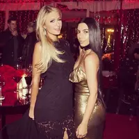 Paris Hilton dan Kim Kardashian bertemu di malam Natal. (Instagram/parishilton)
