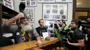 Awak media meliput Vermin Supreme saat mendeklarasikan diri sebagai kandidat calon presiden AS di New Hampshire, Jumat (20/11). Vermin mengajukan uang seribu dolar untuk modal maju menjadi kandidat capres AS. (REUTERS/Brian Snyder)