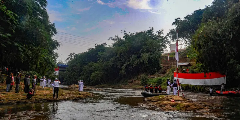 Unik, Komunitas Ciliwung Depok Peringati HUT ke-79 RI di Pinggir Sungai