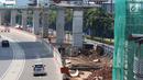 Suasana proyek LRT yang sepi aktivitas di Jalan HR Rasuna Said, Jakarta, Selasa (1/5). Peringatan Hari Buruh membuat sejumlah proyek meliburkan para pekerjanya. (Liputan6.com/Immanuel Antonius)