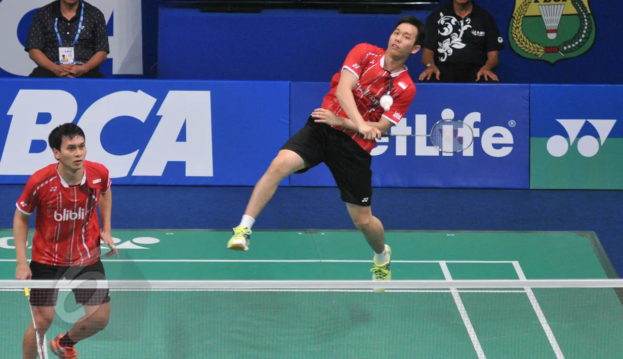 Ganda putra Indonesia, Hendra/Ahsan mengembalikan kok ke arah Andrew Ellis/Peter Mills di BCA Indonesia Open Superseries Premier 2015 di Istora Senayan, Jakarta, Rabu, (3/6/2015). Hendra/Ahsan menang 21-13 21-13. (Liputan6.com/Herman Zakharia)
