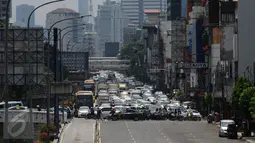 Ratusan pengendara terjebak kemacetan akibat pengalihan arus sebagian ruas jalan Gajah Mada, Jakarta, Senin (2/1). Pengalihan akibat kebakaran yang terjadi di Grand Hotel Paragon. (Liputan6.com/Helmi Fithriansyah)