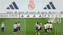 Para pemain Real Madrid menghadiri sesi latihan jelang pertandingan leg pertama babak 16 besar Liga Champions 2024/2025 melawan Club Atletico de Madrid di Real Madrid Sports City, Valdebebas pinggiran kota Madrid, pada 3 Maret 2025. (Thomas COEX/AFP)