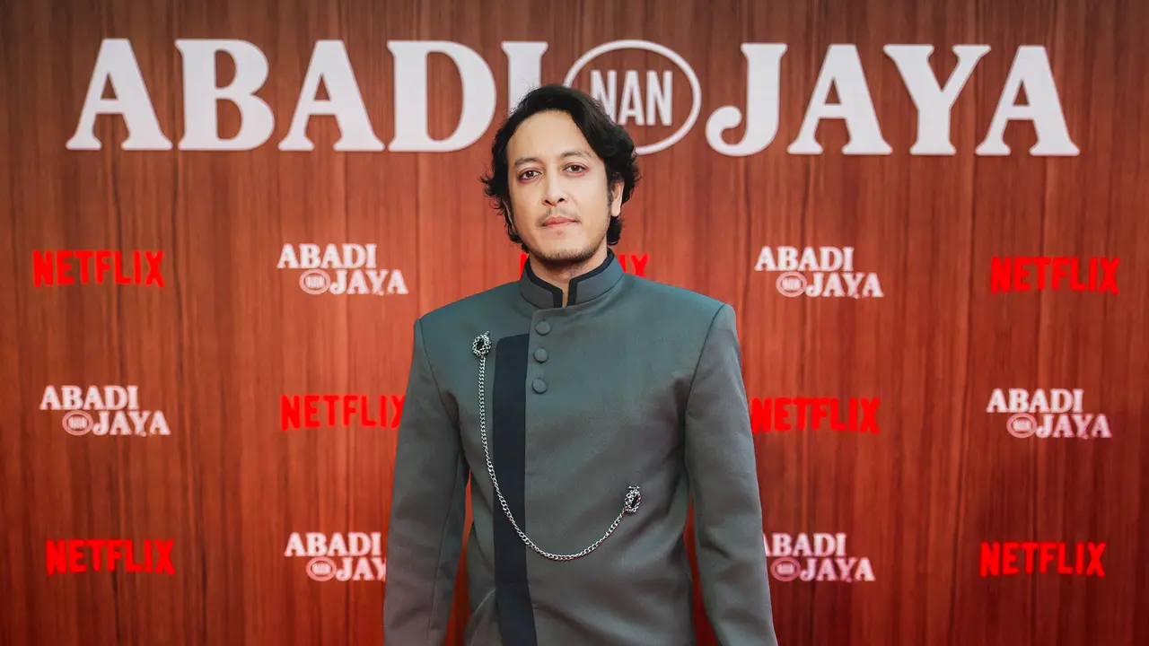 Dimas Anggara dalam konferensi pers film Abadi nan Jaya. (dok. Netflix)