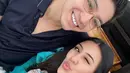 <p>Tak sedikit yang menuding Teuku Rassya tengah berpacaran dengan perempuan berumur. (FOTO: instagram.com/cleanthaislan/)</p>