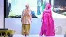 Model memperagakan busana rancangan Irna Mutiara dan siswi SMK binaan di Kudus, Jawa Tengah, Rabu (11/3/2015). Fashion show tersebut merupakan bagian dari peresmian SMK NU Banat sebagai sekolah fashion, khusus busana muslim. (Liputan6.com/Panji Diksana)