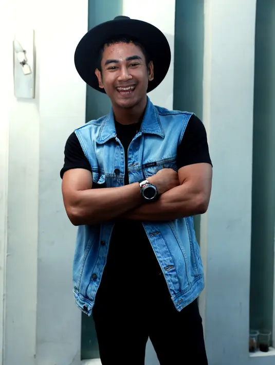 Meskipun kembali berkomunikasi, Dwi Andhika tidak terlalu yakin Chika akan memilihnya kembali. Terlebih di matanya kini Chika telah mempunyai sosok yang bisa membimbingnya, ia hanya bisa mengalah untuk kebahagiaan Chika Jessica. (Wimbarsana/Bintang.com)