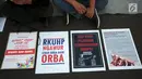 Aktivis membeberkan pamflet saat peringatan 20 tahun reformasi di Silang Monas Barat Laut, Jakarta, Senin (21/5). Dalam aksinya, mereka membacakan sepuluh agenda reformasi yang harus dituntaskan pemerintah. (Liputan6.com/Helmi Fithriansyah)