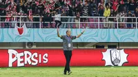 Pelatih Persis Solo, Milomir Seslija, menghampiri tribune penonton untuk merayakan kemenangan timnya bersama suporter yang hadir di Stadion Manahan, Solo, Sabtu (24/2/2023). (Bola.com/Radifa Arsa)