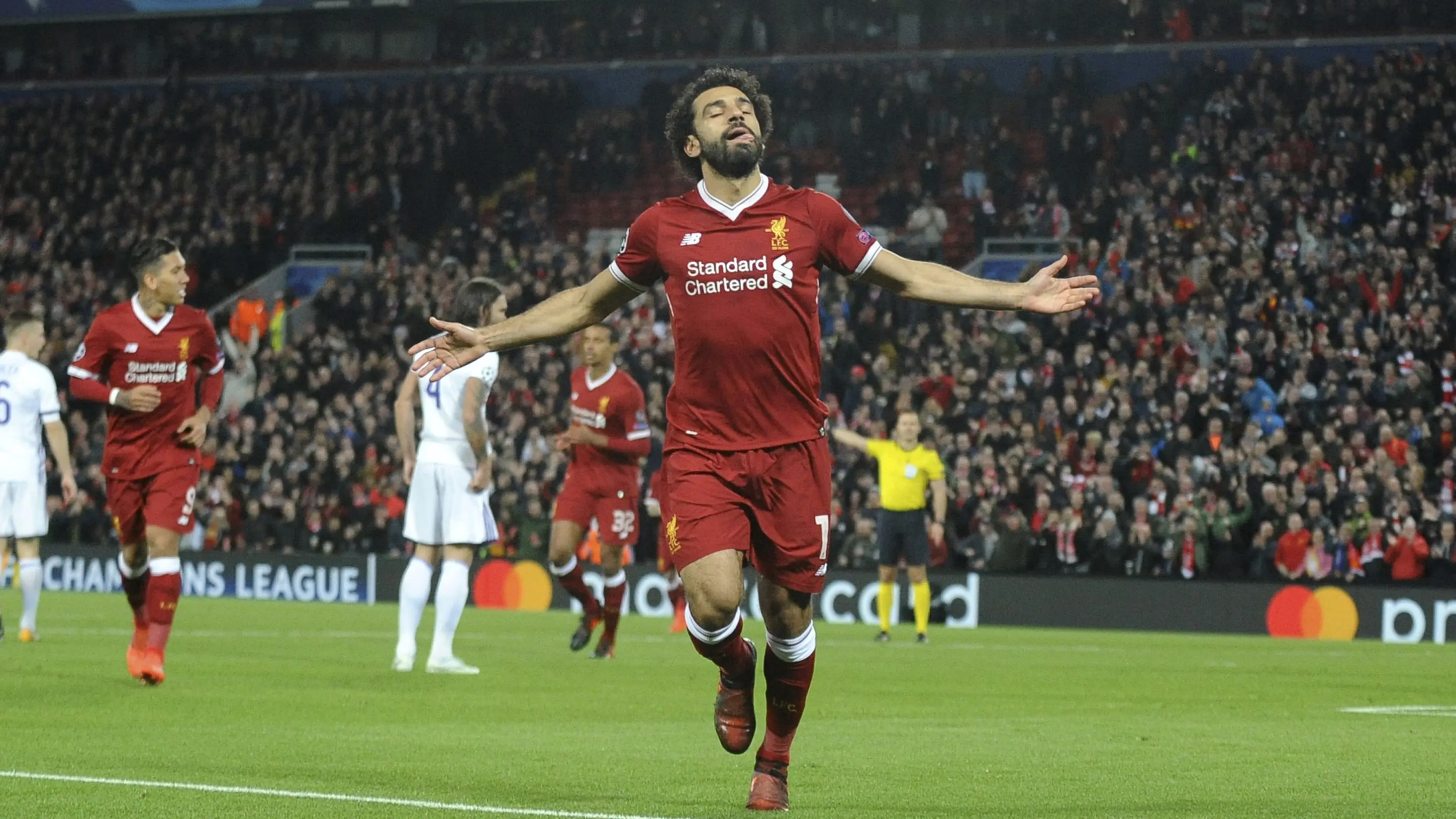 Pemain Liverpool, Mohamed Salah merayakan golnya ke gawang Maribor pada laga Liga Champions grup E di Stadion Anfield, Liverpool, (1/11/2017) (AP/Rui Vieira)