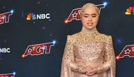 Gaun yang dilengkapi aksen ekor panjang berpayet itu dikenakan Putri berpadu hijab warna senada yang juga tampil berkilau dengan payet penuh. Sementara makeup pelantun "Loneliness" tersebut dipoles dengan rona yang tak jauh berbeda dengan gaunnya, mulai dari pulasan eyeshadow hingga perona pipi. (Photo by Jordan Strauss/Invision/AP)