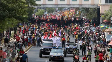 Ribuan peserta melakukan pawai dalam kegiatan Gotong Toa Pe Kong dan kirab budaya ritual dan ruwat bumi di Jalan Hayam Wuruk, Jakarta, Minggu (18/10/2015). (Liputan6.com/Immanuel Antonius)