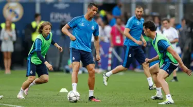 Pemain Real Madrid Cristiano Ronaldo, Luka Modric dan Alvaro Arbeloa saat melakukan latihan di Stadion San Siro, Milan, Italia, (27/5). Real Madrid akan bertanding di Final Piala Champion melawan klub sekotanya, Athletico Madrid. (Reuters/Stefan Wermuth)