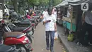 Karyawan membawa makanan saat jam makan siang di kawasan Raden Patah, Jakarta, Selasa (16/6/2020). Setelah dua bulan tutup, sejumlah pujasera dan pedagang makanan kaki lima kembali ramai pengunjung, namun masih banyak yang tidak menerapkan protokol kesehatan. (Liputan6.com/Herman Zakharia)