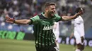 Selebrasi gelandang Sassuolo, Domenico Berardi setelah mencetak gol ke gawang Bologna pada laga Liga Italia 2022/2023 di Mapei Stadium, Reggio Emilia, Sassuolo (8/5/2023). Domenico Berardi yang resmi menjadi milik Sassuolo pada awal musim 2015/2016 setelah dua musim berstatus pinjaman dari Juventus ini total telah mencetak 9 gol dan 6 assist dari 22 laga di Liga Italia musim 2022/2023. (LaPresse via AP Photo/Gianni Santandrea)