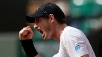 Ekspresi kegembiraan Andy Murray setelah mengalahkan  Martin Klizan dari Slowakia pada babak kedua Prancis Terbuka, Kamis (1/6/2017). (AP/Petr David Josek)
