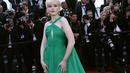 <p>Mengenakan rambut platinumnya yang ditata ke atas, Julia Garner meninggalkan gaya rambut ikal khasnya untuk tampilan yang ramping dan chic. (Photo by Joel C Ryan/Invision/AP)</p>
