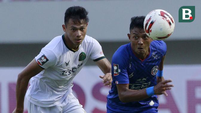 Striker Arema FC, Dedik Setiawan (kanan) menguasai bola dibayangi bek Persikabo 1973, Andy Setyo Nugroho dalam laga pembuka Piala Menpora 2021 di Stadion Manahan, Solo, Minggu (21/3/2021). Arema FC bermain Imbang 1-1 dengan Persikabo 1973. (Bola.com/M Iqbal Ichsan)