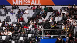 Seorang kameraman mengoperasikan kamera broadcast saat laga Piala Dunia FIBA 2023 antara Kanada melawan Lebanon di Indonesia Arena, Senayan, Jakarta, Minggu (27/08/2023). (Bola.com/Bagaskara Lazuardi)