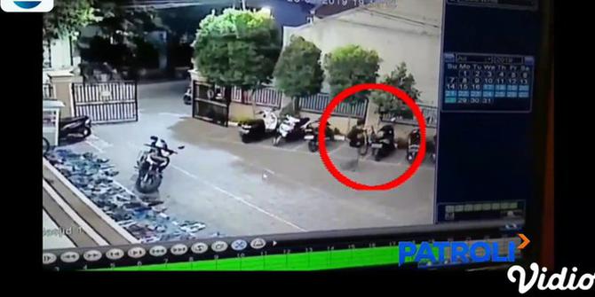 Detik-Detik Pencurian Motor di Masjid Matraman Terekam CCTV