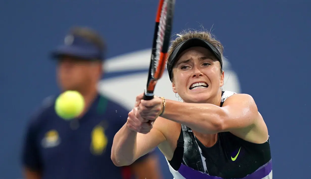 Petenis Ukraina Elina Svitolina mengembalikan bola ke arah petenis Amerika Serikat, Venus Williams pada babak kedua AS Terbuka 2019 di Louis Amstrong Stadium, Rabu (28/8/2019). Elina Svitolina melaju ke putaran ketiga setelah mengalahkan petenis tuan rumah Venus Williams 6-4, 6-4. (AP/Michael Owens)