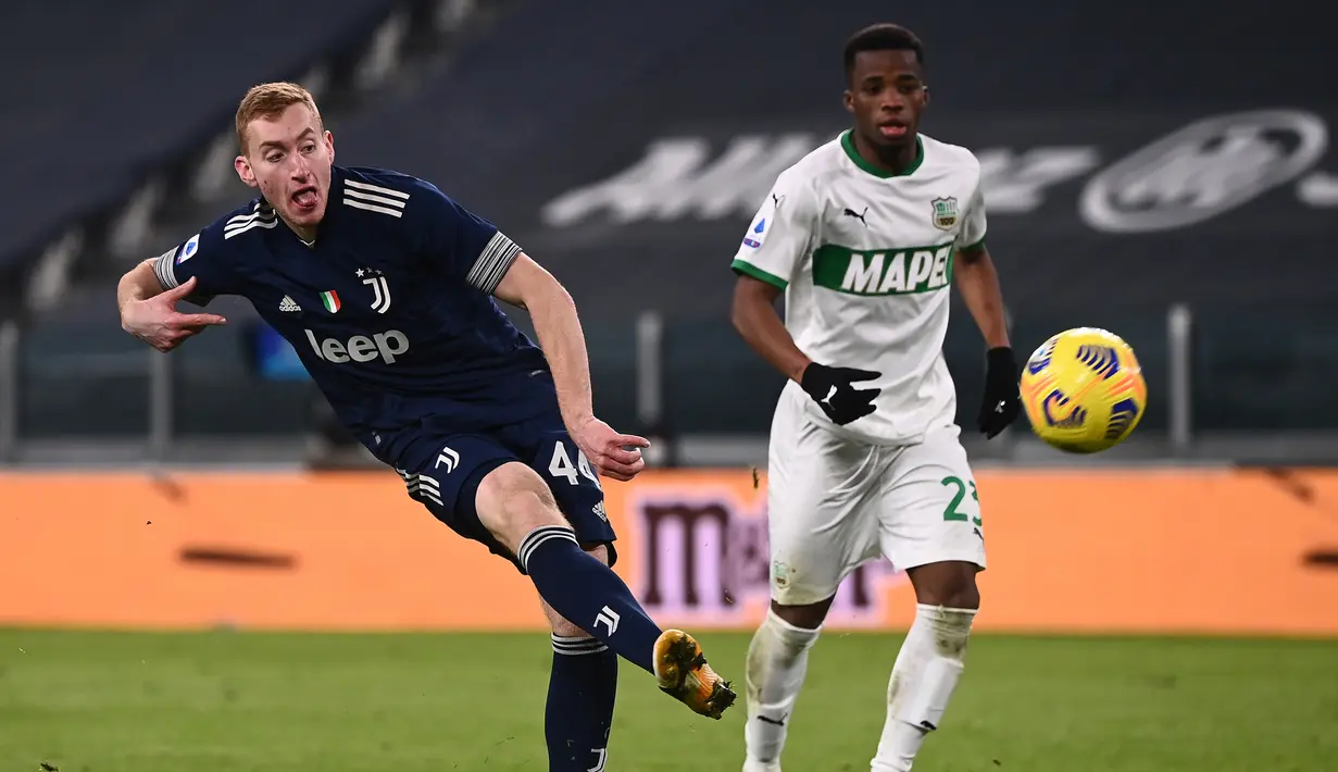 Striker Juventus, Dejan Kulusevski (kiri) melepaskan tendangan yang menghasilkan gol pertama timnya ke gawang Sassuolo dalam laga lanjutan Liga Italia Serie A 2020/21 pekan ke-17 di Juventus Stadium, Minggu (10/1/2021). Juventus menang 3-1 atas Sassuolo. (AFP/Marco Bertorello)