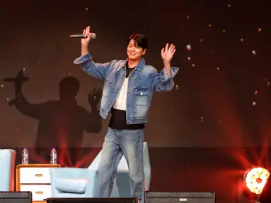 Aktor Korea Selatan Kim Mingue menggelar fanmeeting bertajuk SMILE with Kim Mingue di The Kasablanka Hall,  Sabtu (17/6/2023). (Liputan6.com/Angga Yuniar)