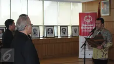 Menpora, Imam Nahrawi (kanan) saat melantik Pengurus Pusat Special Olympics Indonesia (SOIna) di Gedung Kemenpora Jakarta, Kamis (30/6). SOIna merupakan organisasi pelatihan dan kompetisi olahraga bagi Tunagrahita. (Liputan6.com/Helmi Fithriansyah)
