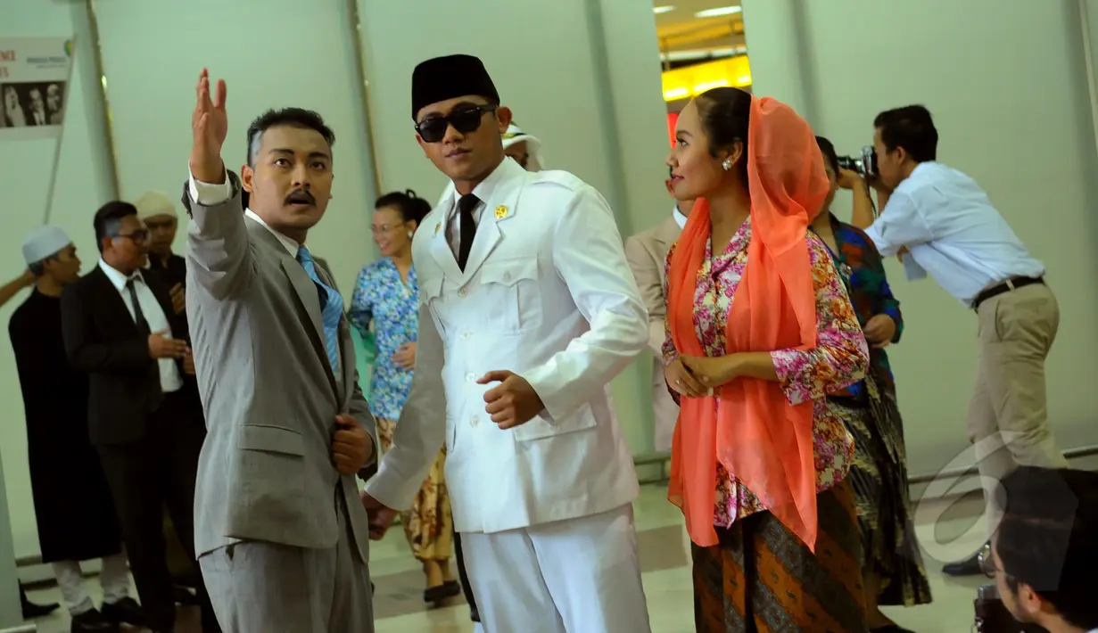 Sejumlah seniman dari Komunitas Historia Indonesia melakukan aksi teatrikal Konferensi Asia Afrika 1955 di Terminal 2D, Bandara Soekarno Hatta, Tangerang, Banten, Senin (20/4/15).(Liputan6.com/Faisal R Syam)