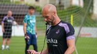 Pelatih Swansea City, Luke Williams memimpin skuadnya menjalani latihan jelang bergulirnya musim 2024/2025. (Bola.com/Dok. Swansea City).