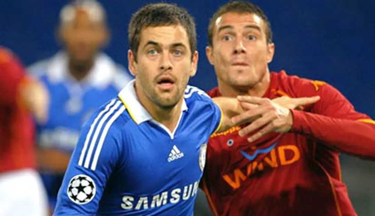 Chelsea's midfielder Joe Cole fights for the ball with AS Roma's Matteo Brighi during their Champions League Group A match on November 4, 2008 at Olympic stadium in Rome. AFP PHOTO/VINCENZO PINTO