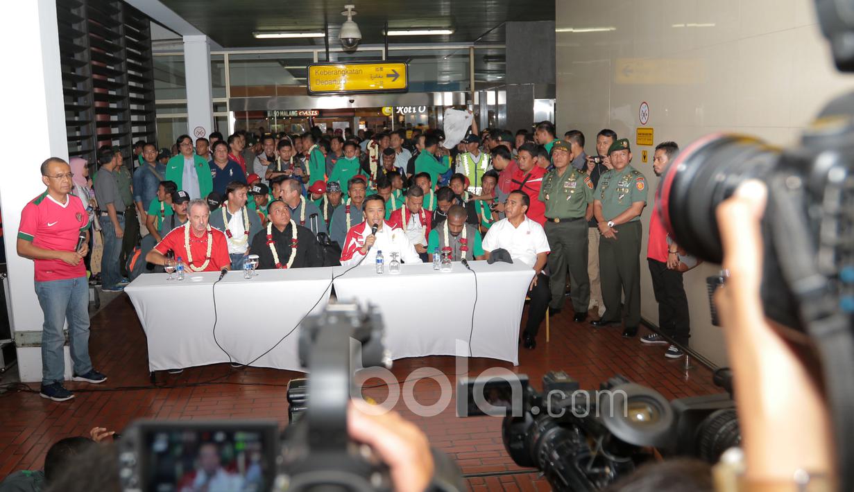 Para pemain Timnas Indonesia disambut saat tiba di Bandara Soekarno-Hatta, Cengkareng. Timnas Indonesia tiba menggunakan maskapai Garuda Indonesia tepat pukul 18.30 WIB. (18/12/2016). (Bola.com/Nicklas Hanoatubun)