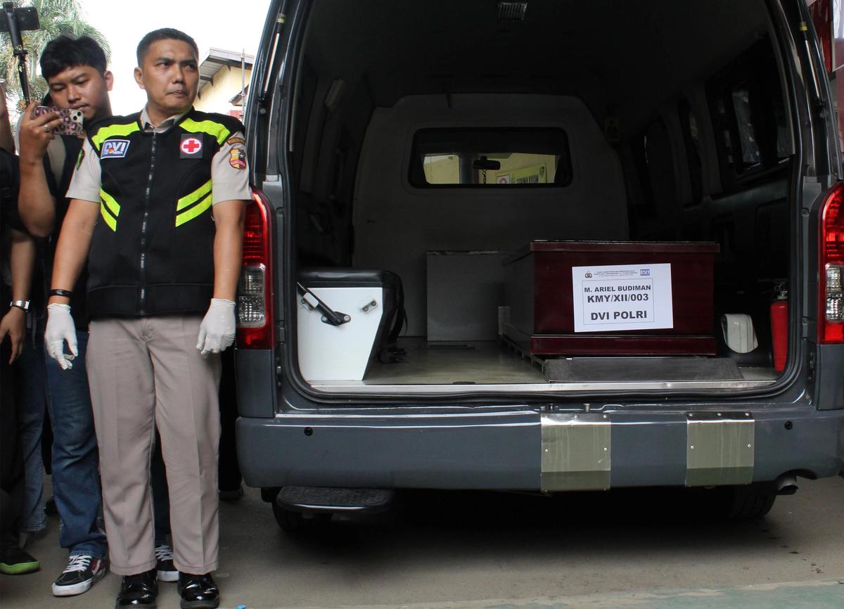 FOTO: Tangis Keluarga Iringi Penyerahan Jenazah Korban Kebakaran Terra Drone