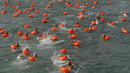 Perenang berkompetisi dalam lomba renang lintas pelabuhan di Hong Kong, Minggu (18/10). 2.500 orang ambil bagian dalam menembus jarak lintasan laut sejauh 1,5 km dari Sam Ka Tsuen Public Pier ke Quarry Bay Park Public Pier. (REUTERS/Liau Chung - ren)