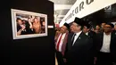Ketua DPR Bambang Soesatyo dan Wakil Ketua Fahri Hamzah melihat pameran Foto Wartawan Parlemen bertema DPR Zaman Now di Jakarta, Kamis (29/8/2019). Ketua DPR menyampaikan Dengan diselenggarakannya pameran foto ini semoga DPR makin dekat di hati, dan rakyat makin sejahtera. (Liputan6.com/Johan Tallo)