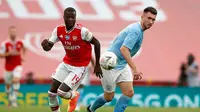 Penyerang Arsenal, Nicolas Pepe berebut bola dengan bek Manchester City, Aymeric Laporte pada pertandingan semifinal Piala FA di Wembley di London, Inggris, Sabtu, (18/7/2020). Arsenal menang 2-0 atas City.  (AP Photo/Matt Childs,Pool)