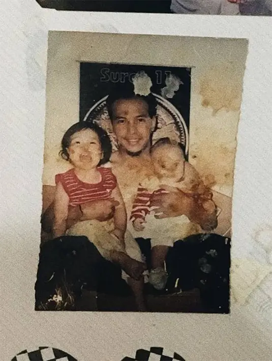 Abidzar adalah anak kedua mendiang Uje dan Umi Pipik Dian Irawatai. Potret masa kecil pemeran Sakti serial web Surga Belok Kanan (vidio.com) bersama kakaknya, Adiba dan mendiang Uje. [Instagram/adiba.knza]