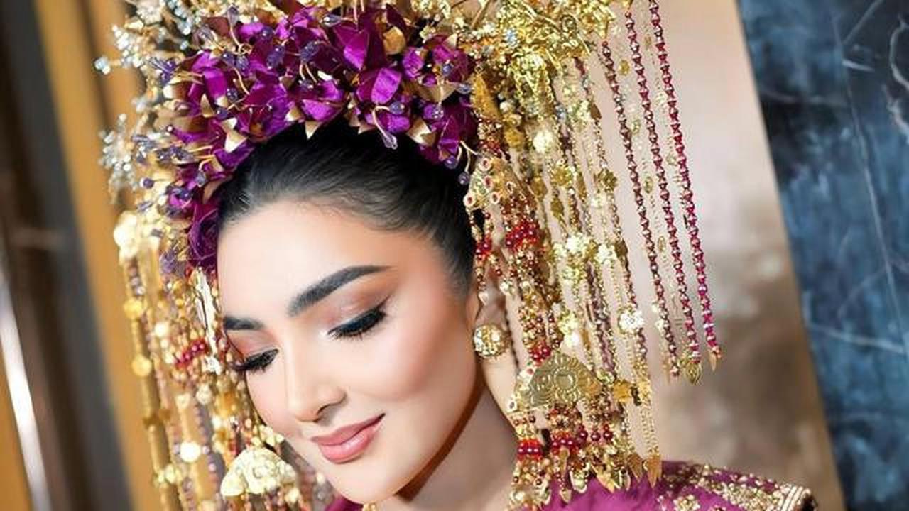 9 Potret Ashanty Pakai Baju Adat Palembang dengan Detail Mewah, Auranya Elegan