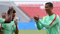 Pemain Portugal, Cristiano Ronaldo (kanan) bercanda dengan rekan setimnya, pada sesi latihan di Kazan Arena, Kazan, Sabtu (17/6/2017). Cristiano Ronaldo bakal memimpin rekan-rekannya bersua Meksiko pada laga perdana Grup A Piala Konfederasi 2017.  (AFP/Fr