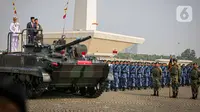Jokowi menaiki tank BMP-3F yang merupakan jenis tank amfibi untuk mengecek pasukan. (Liputan6.com/Faizal Fanani)