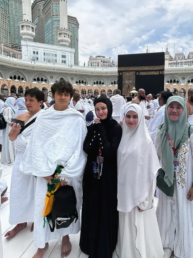 Punya Wajah Serupa, Tissa Biani dan Michelle Ziudith Tampil Bak Anak Kembar Saat Umroh Bareng