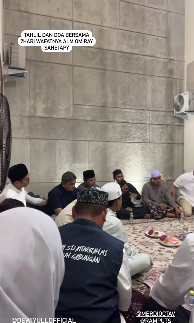 7 Potret Dewi Yull ikut tahlilan 7 hari meninggalnya Ray Sahetapy, kenang kebaikan mantan suami