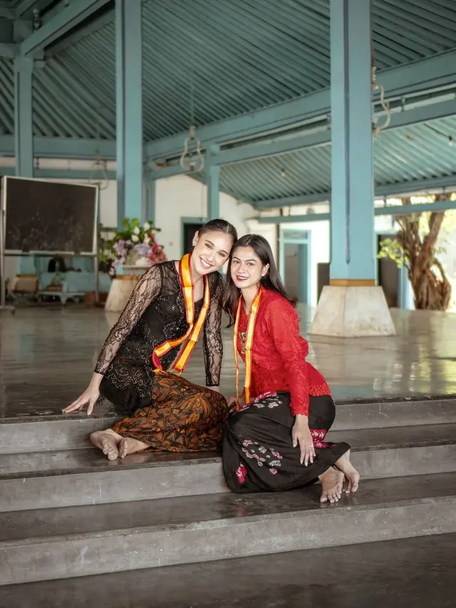 6 Potret Gaya Dua Aktris Muda Hana Saraswati dan Yasmin Napper Kenakan Kebaya saat Belajar Karawitan di Museum Keraton Solo